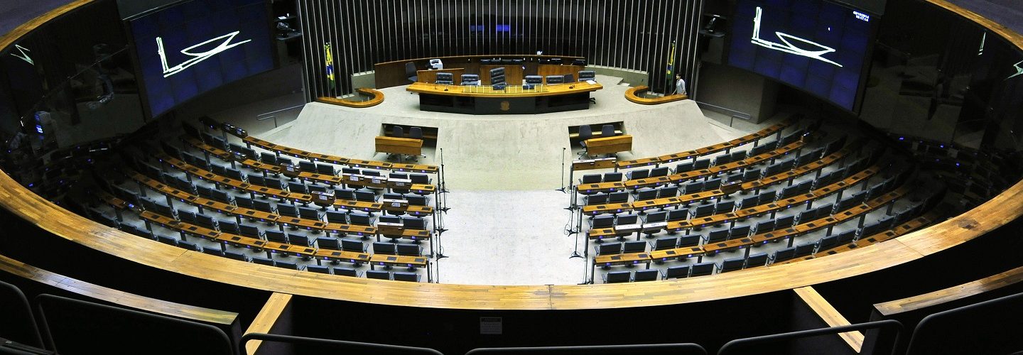 Imagem da Câmara dos Deputados em Brasília, pulmão da política nacional.