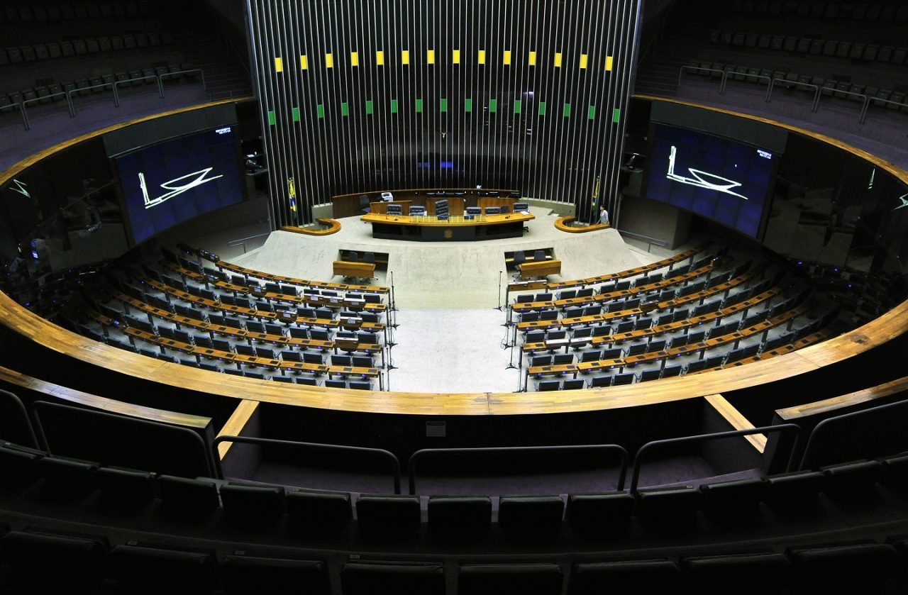 Imagem da Câmara dos Deputados em Brasília, pulmão da política nacional.