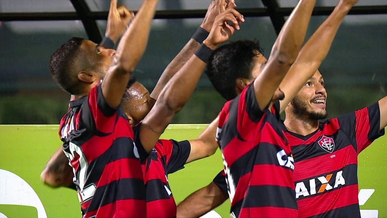 Jogadores do Vitória comemoram o gol de David contra o Santos no Pacaembu.