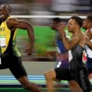 Usain Bolt sorri durante prova olímpica.