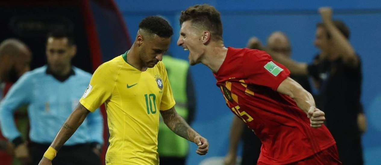 Casal de inglês e brasileira vê jogo lado a lado e torce por empate