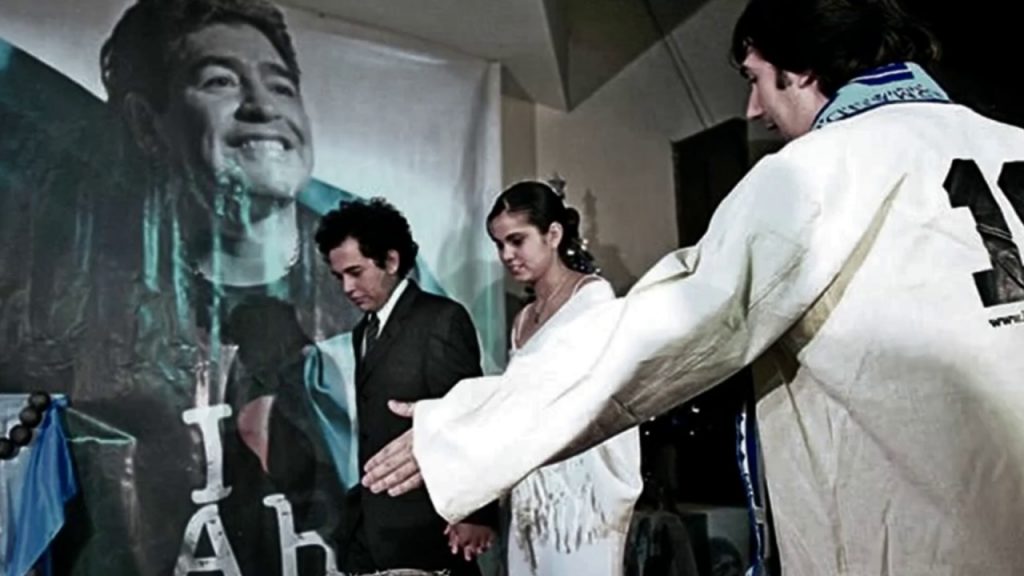 Fiéis durante cerimônia na Igreja Maradoniana, criada em homenagem ao craque argentino Diego Maradona.
