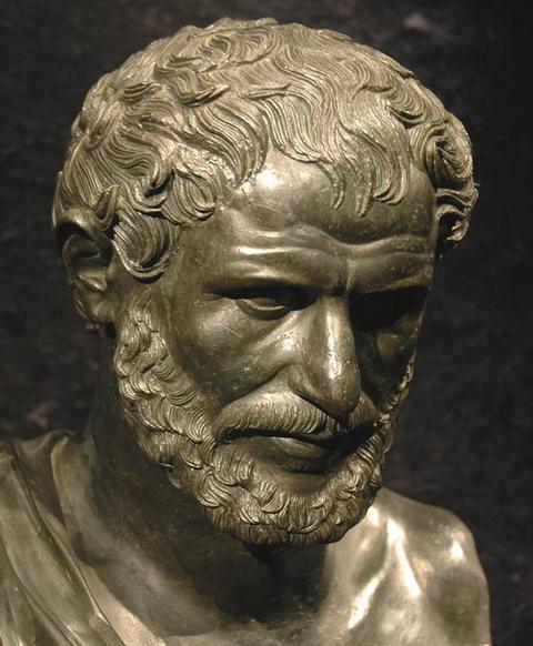 Busto em mármore do filósofo Heráclito de Éfeso, em imagem com fundo preto, utilizada para ilustrar post sobre a perpetuidade de um time grande no futebol.